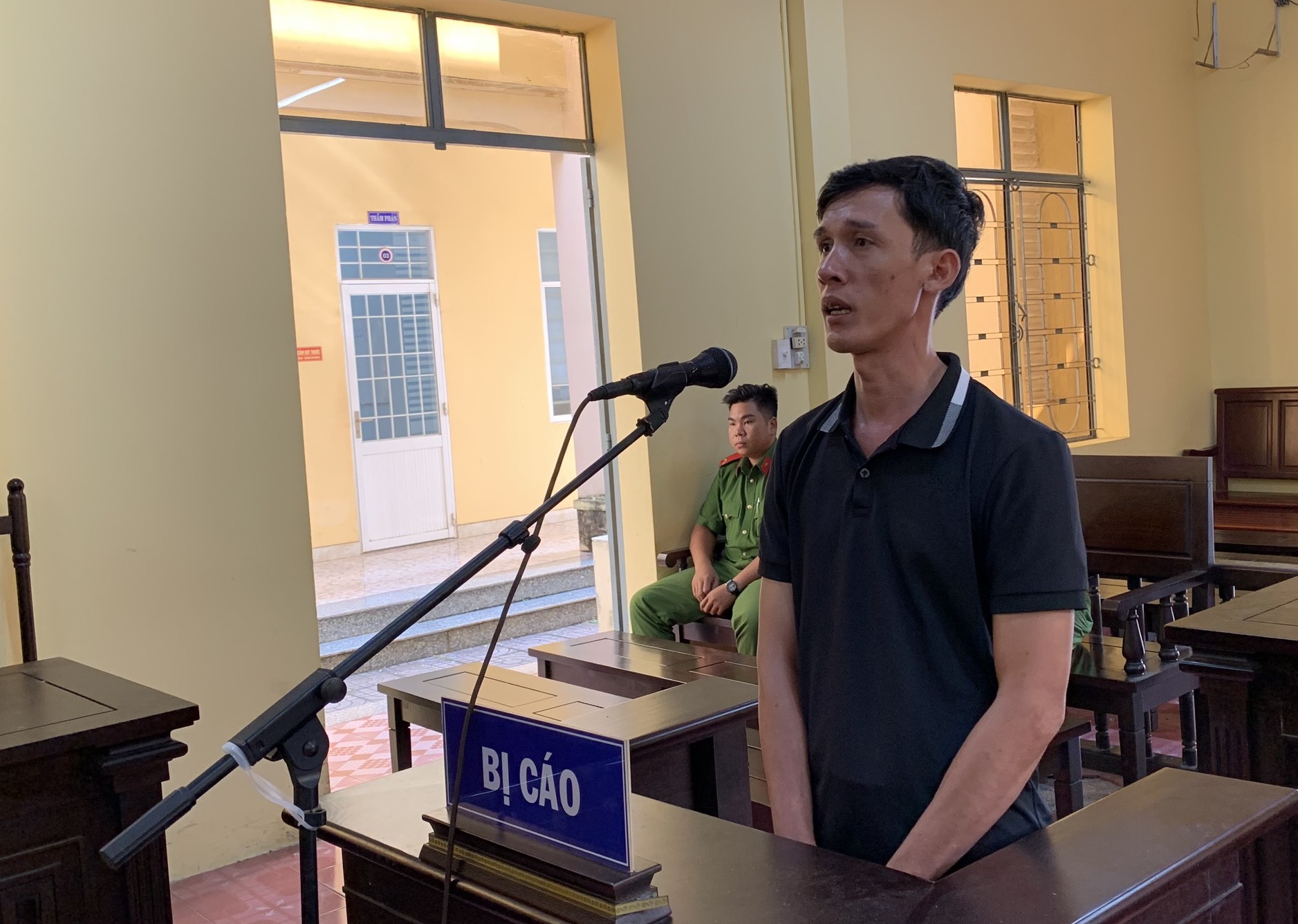 Trộm 6 bao phân, lãnh 6 tháng tù