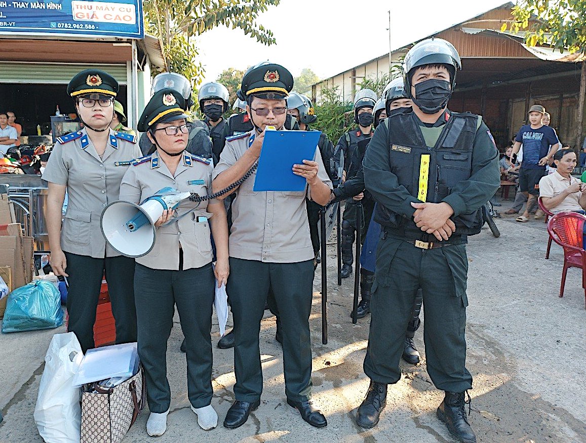 Chấp hành viên 'oằn mình, gánh việc