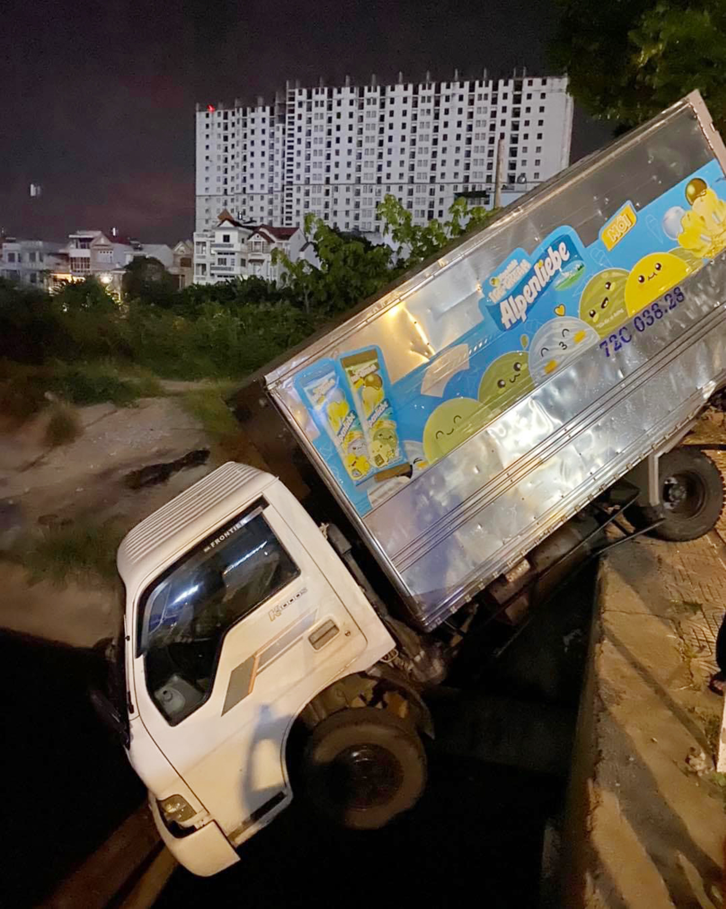 Xe tải bị đẩy rớt xuống kênh thoát nước. (Ảnh: Yêu Vũng Tàu)