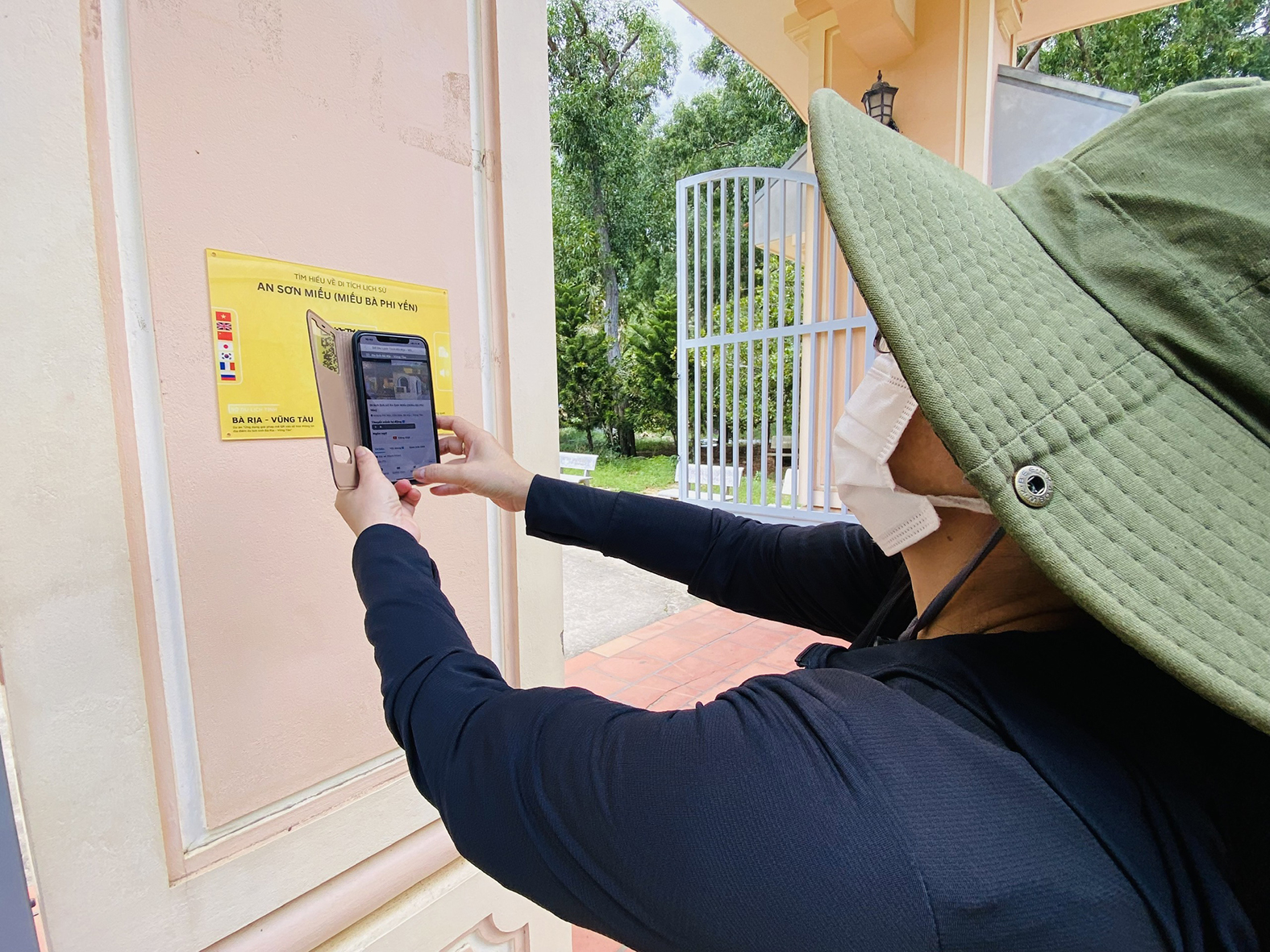 Du khách quét mã QR tìm hiểu thông tin di tích An Sơn Miếu (Côn Đảo).