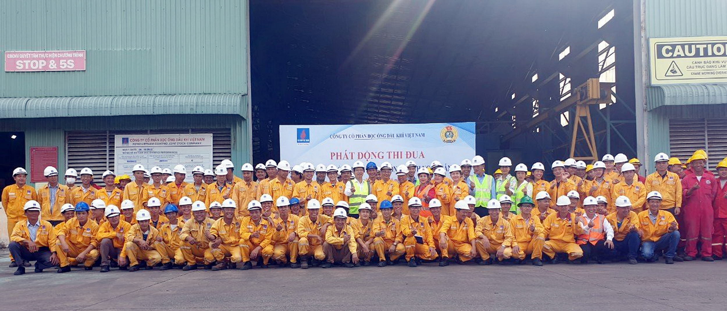 Những sản phẩm bọc chống ăn mòn FPE đầu tiên được sản xuất ngay sau buổi lễ phát động thi đua Lãnh đạo và toàn thể CBCNV PVCoating tham gia buổi phát động