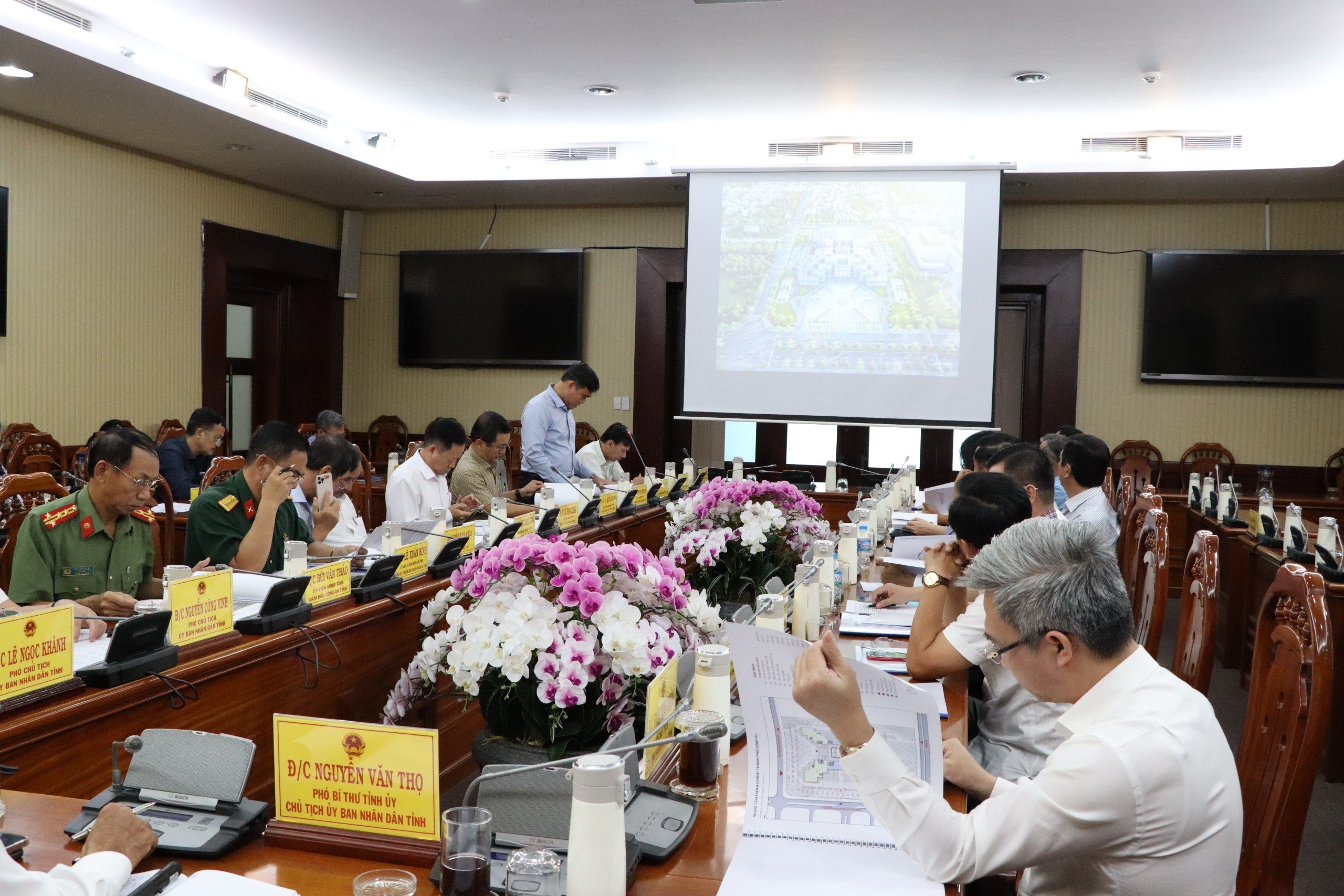 Các đại biểu tham dự cuộc họp nghe đơn vị tư vấn báo cáo phương án thiết kế Trung tâm Hành chính - Chính trị TP. Vũng Tàu