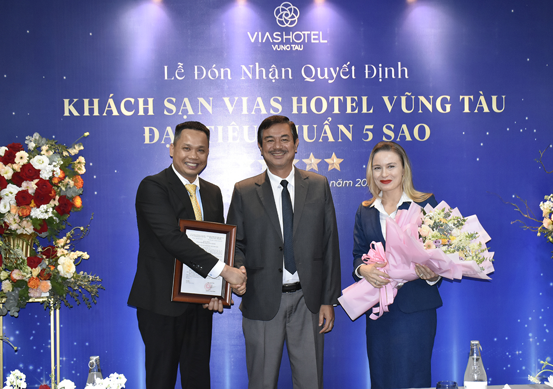 Thừa ủy quyền Cục Du lịch Quốc gia Việt Nam, ông Trịnh Hàng, Giám đốc Sở Du lịch (giữa) trao quyết định công nhận hạng 5 sao và tặng hoa chúc mừng Ban Giám đốc Khách sạn Vias Vũng Tàu