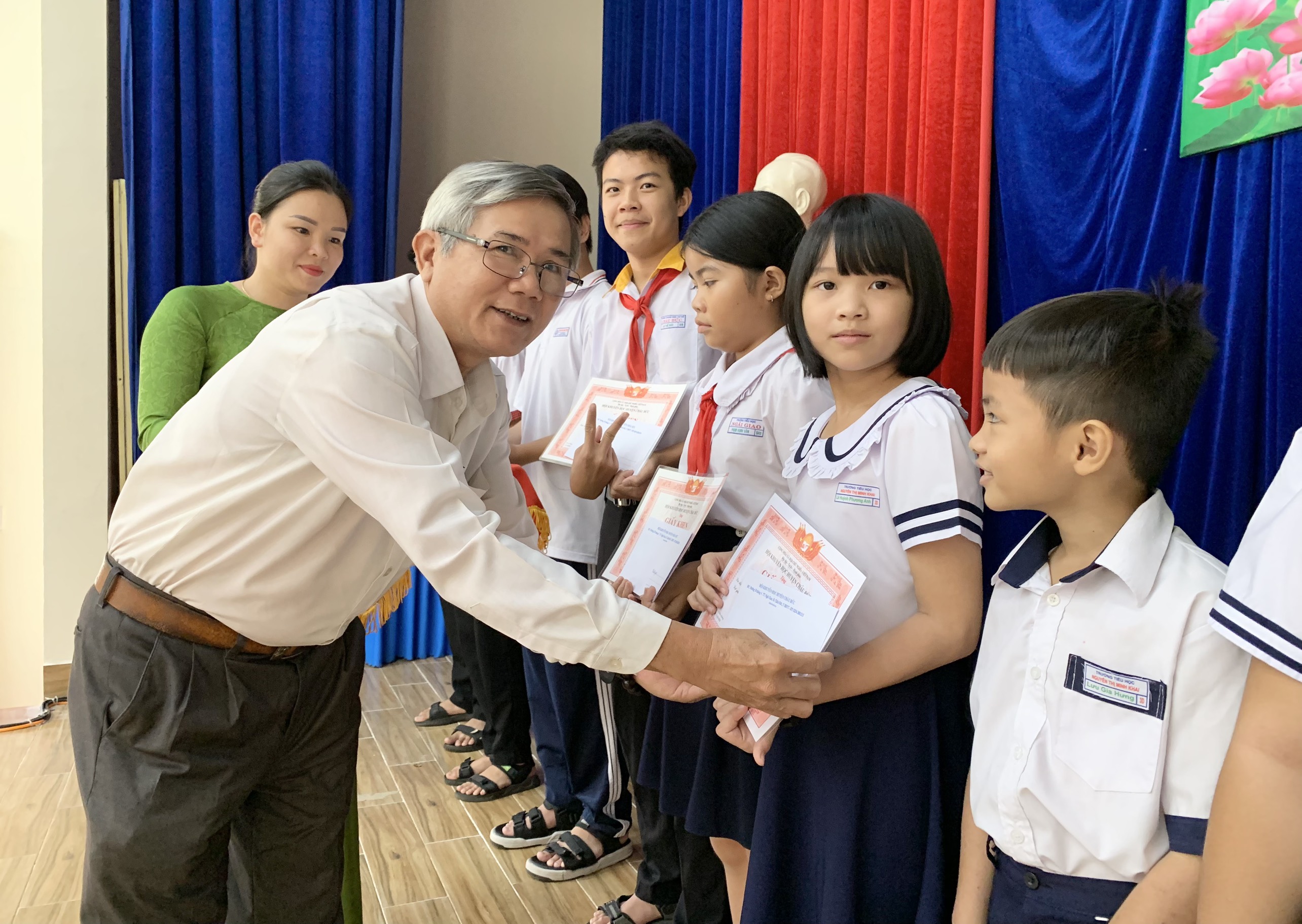 Hội Khuyến học huyện Châu Đức khen thưởng và trao học bổng cho HS, SV đạt thành tích cao trong học tập.