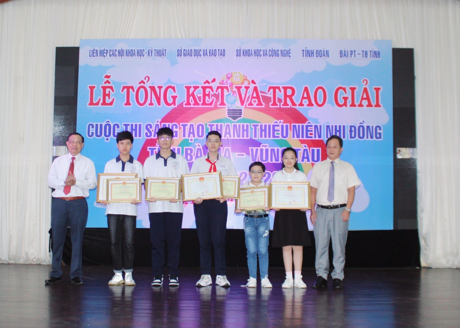 Tại cuộc thi năm nay, có 3 tác giả, nhóm tác giả xuất sắc đoạt giải Nhất.