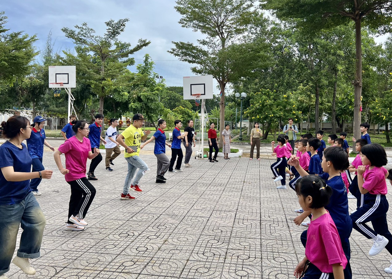 Các thành viên đơn vị tổ chức cùng các tình nguyện viên nhảy Zumba cùng các em nhỏ tại Trung tâm Xã hội và Bảo trợ trẻ em tỉnh.