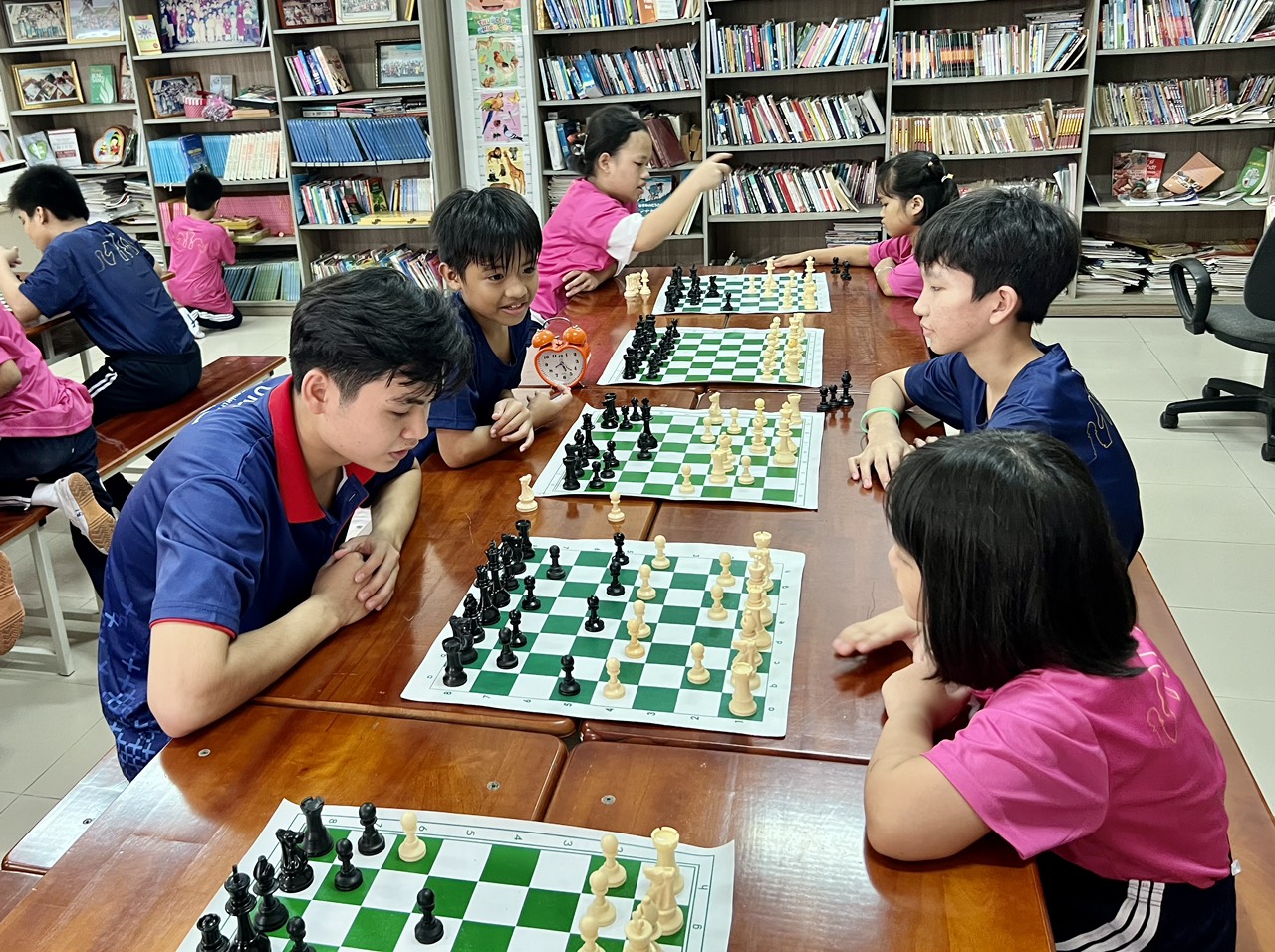 Tình nguyện viên hướng dẫn, chơi cờ cùng các em nhỏ tại Trung tâm Xã hội và Bảo trợ trẻ em tỉnh .