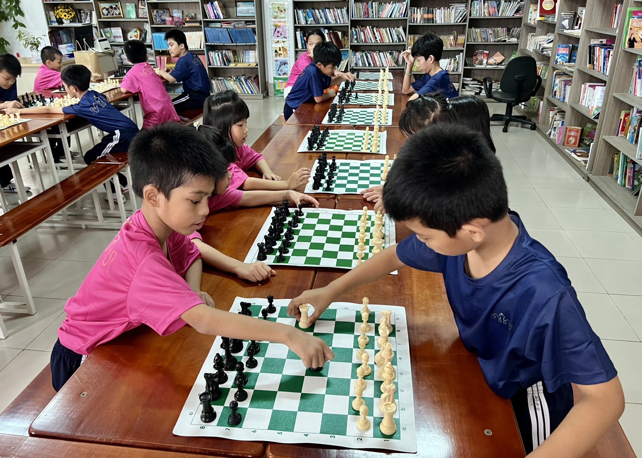 Các em nhỏ tại Trung tâm Xã hội và Bảo trợ trẻ em tỉnh được trải nghiệm cùng môn cờ vua. 