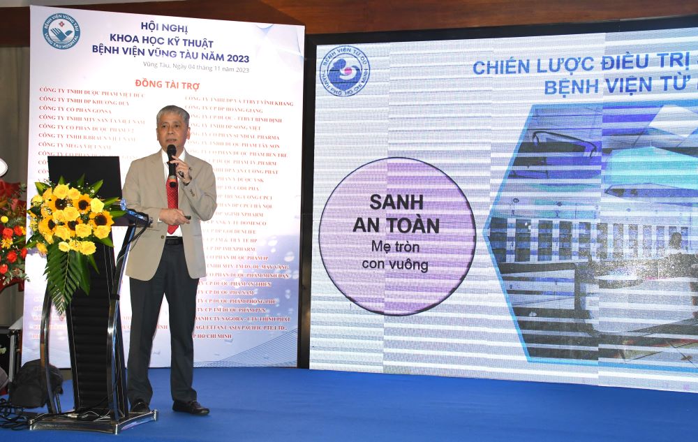 Bác sĩ Trần Ngọc Hải, Giám đốc Bệnh viện Từ Dũ báo cáo về xu thế mới của ngành sản khoa.