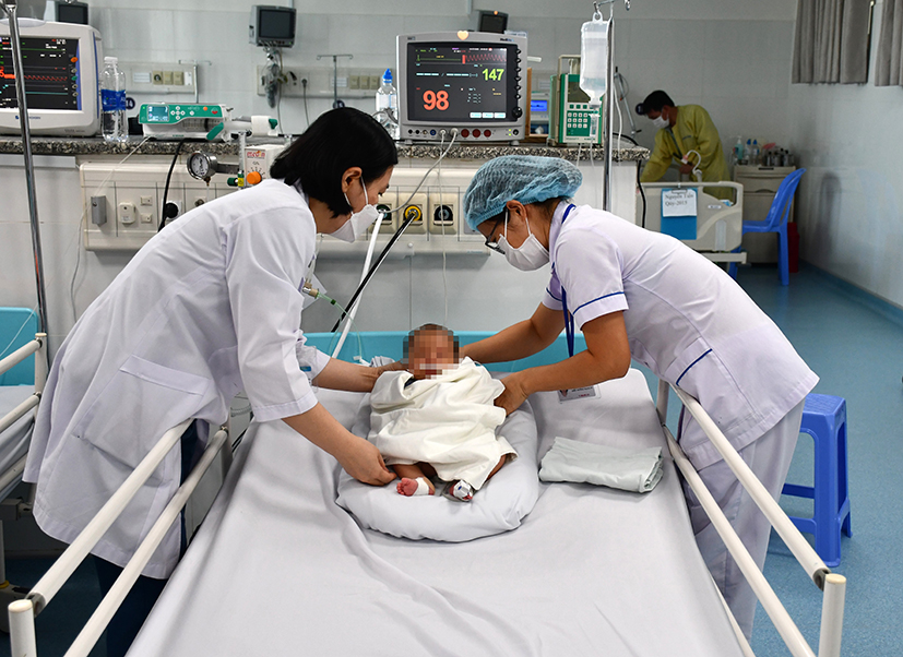 Bệnh nhi L.B.V., đươc điều trị tại Phòng Hồi sức tích cực (Khoa Nhi, Bệnh viện Vũng Tàu).