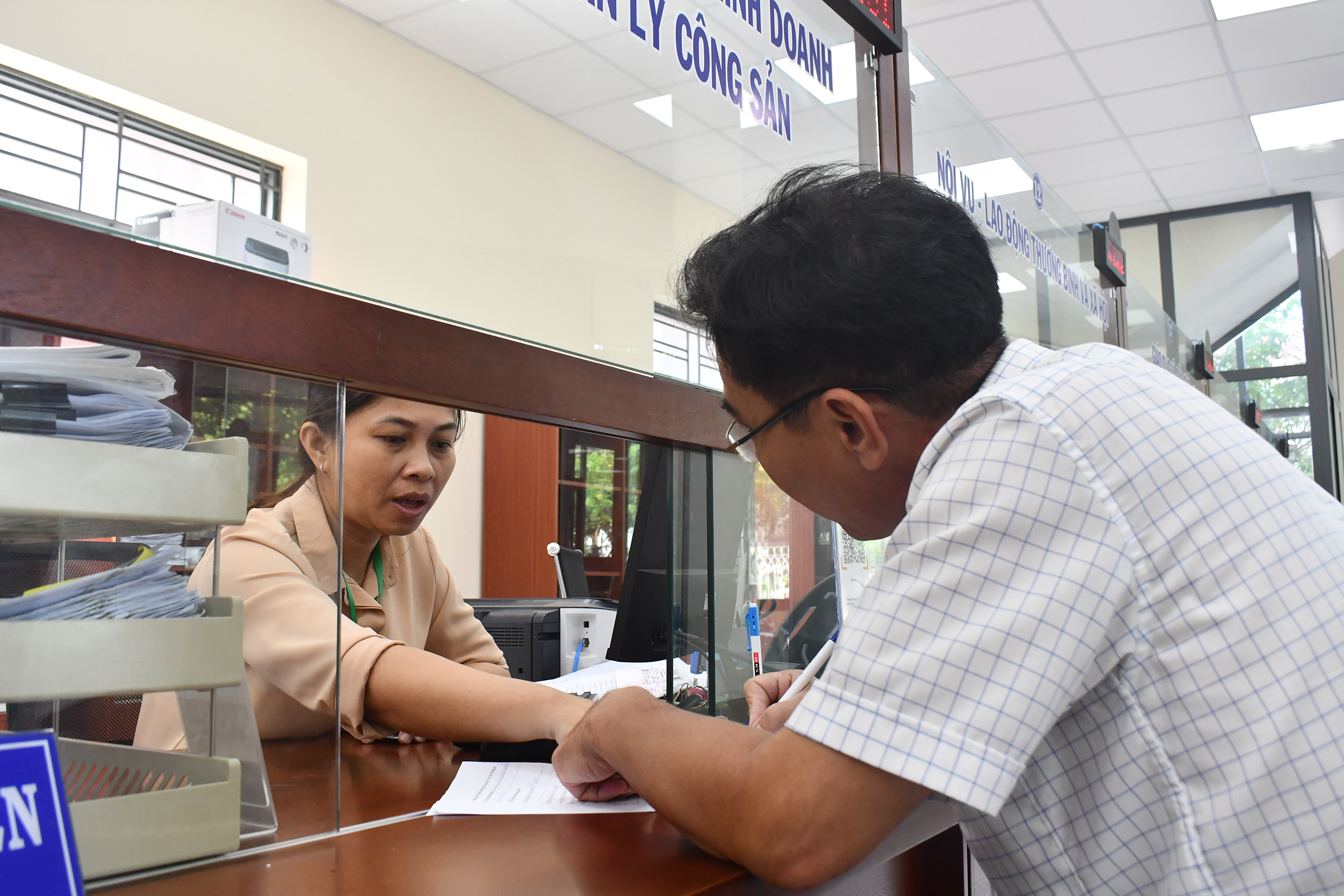 Người dân thực hiện TTHC tại Bộ phận Một cửa UBND TP. Bà Rịa.