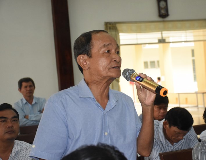 Cử tri Huỳnh Ngọc Long (xã Cù Bị, huyện Châu Đức) kiến nghị thiếu thốn thuốc men, trang thiết bị y tế ảnh hưởng đến công tác khám chữa bệnh cho người dân. Ảnh: NGỌC BÍCH.
