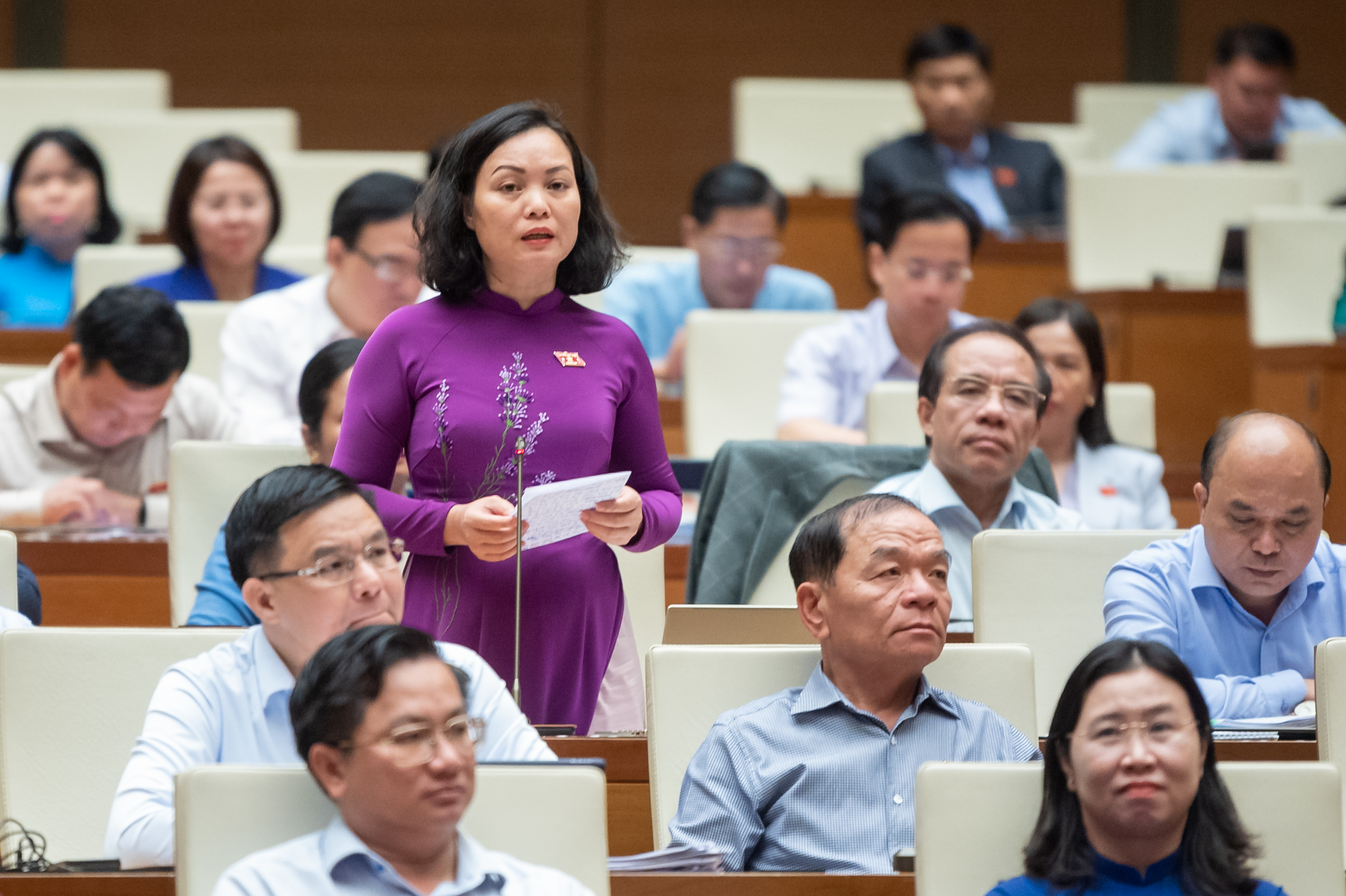 Phó Trường Đoàn ĐBQH tỉnh Bà Rịa - Vũng Tàu Huỳnh Thị Phúc tranh luận tại phiên chất vấn ngày 7/11. Ảnh: Châu Vũ