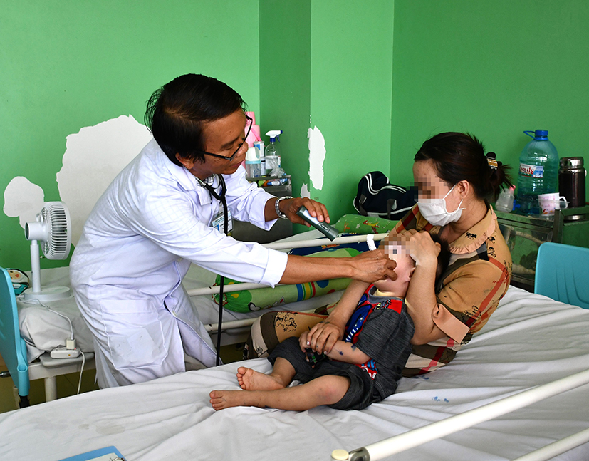 Bác sĩ Vương Quang Thắng khám cho một trường hợp mắc TCM.