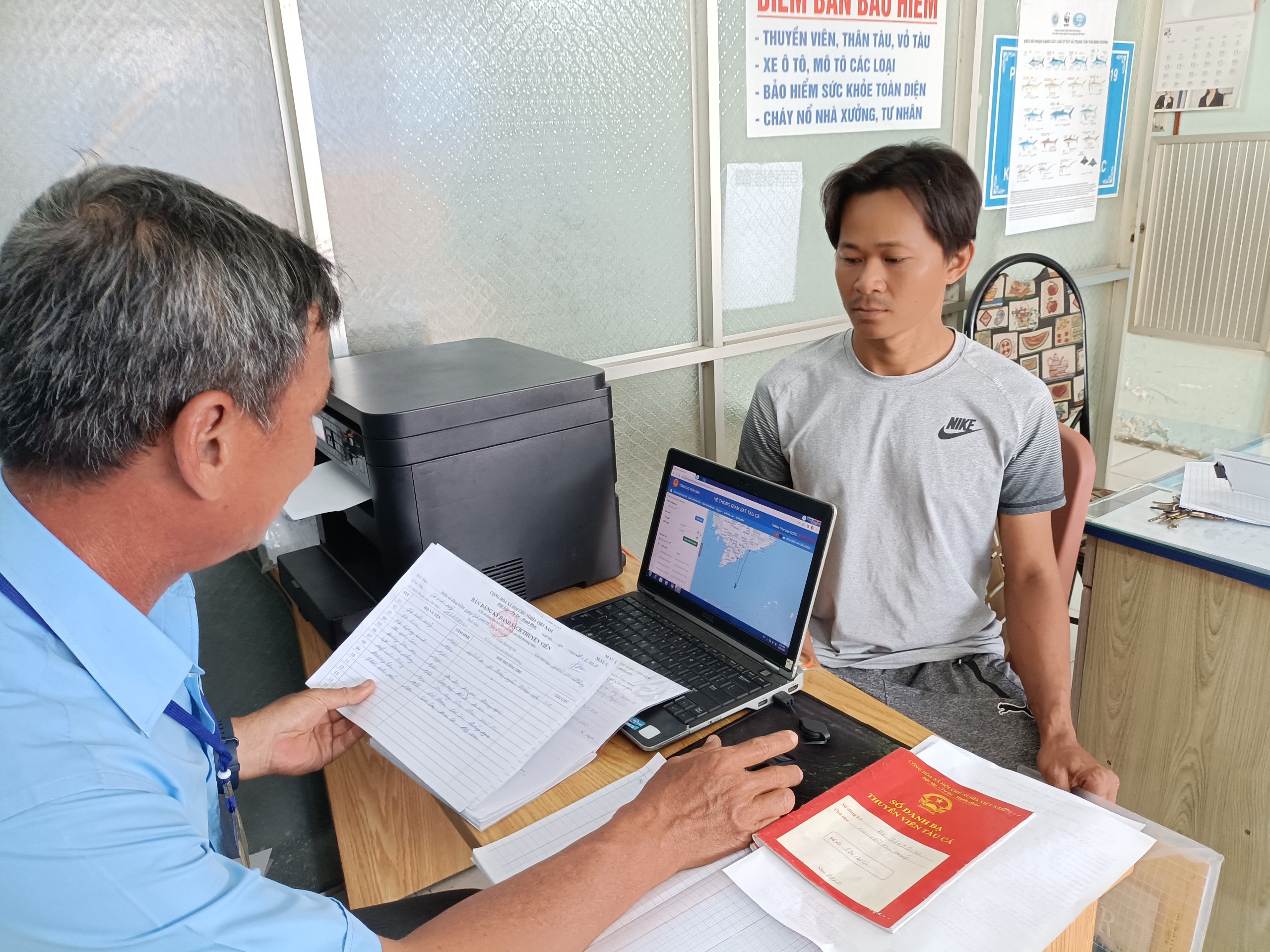 Nhân viên Cảng Tân Phước (xã Phước Tỉnh, huyện Long Điền) kiểm tra giấy tờ, đối chiếu số lượng hải sản theo nhật ký khai thác của tàu cá vừa cập bến.