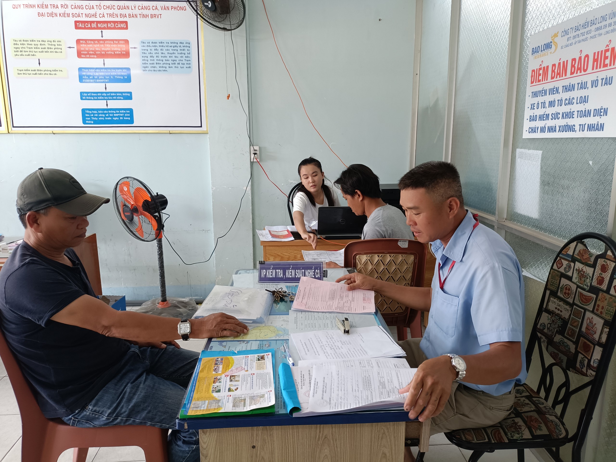 Nguồn nhân lực ở các cảng cá, văn phòng đại diện nghề cá còn mỏng, nghiệp vụ hạn chế nên công tác quản lý tàu cá ở cảng cá chưa hiệu quả. Trong ảnh: Nhân viên Văn phòng đại diện nghề cá Cảng Tân Phước (huyện Long Điền) kiểm tra giấy tờ tàu cá.