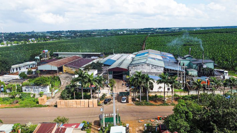 Cử tri thôn Sông Cầu, xã Nghĩa Thành, huyện Châu Đức phản ánh Nhà máy chế biến mủ cao su Phát Hưng hoạt động trên địa bàn gây ô nhiễm môi trường. Ảnh: ĐINH HÙNG
