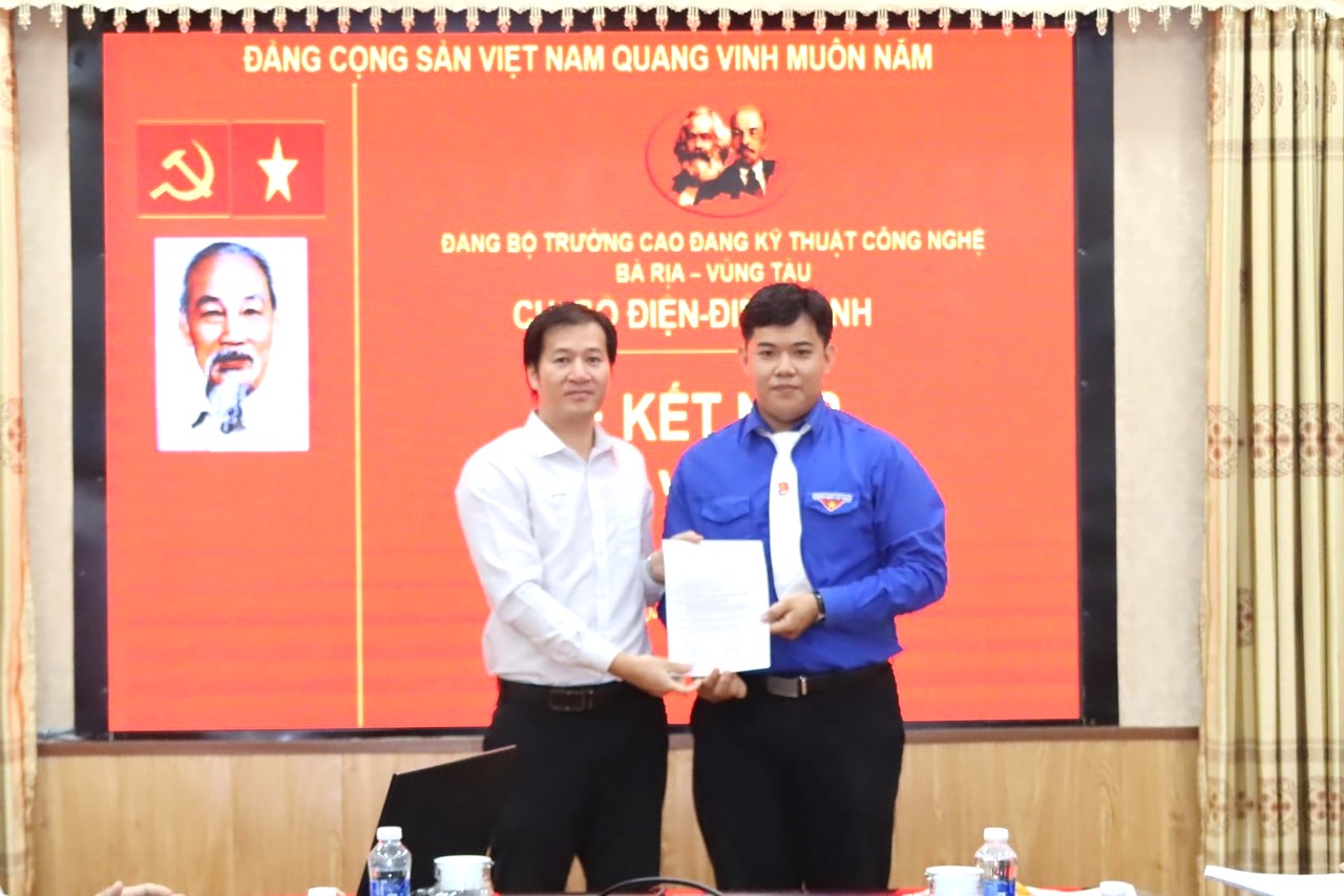 Ông Trương Xuân Linh, Bí thư Chi bộ Điện - Điện lạnh thuộc Đảng bộ Trường Cao đẳng Kỹ thuật Công nghệ Bà Rịa - Vũng Tàu trao quyết định kết nạp Đảng cho sinh viên ưu tú Nguyễn Quốc Việt.
