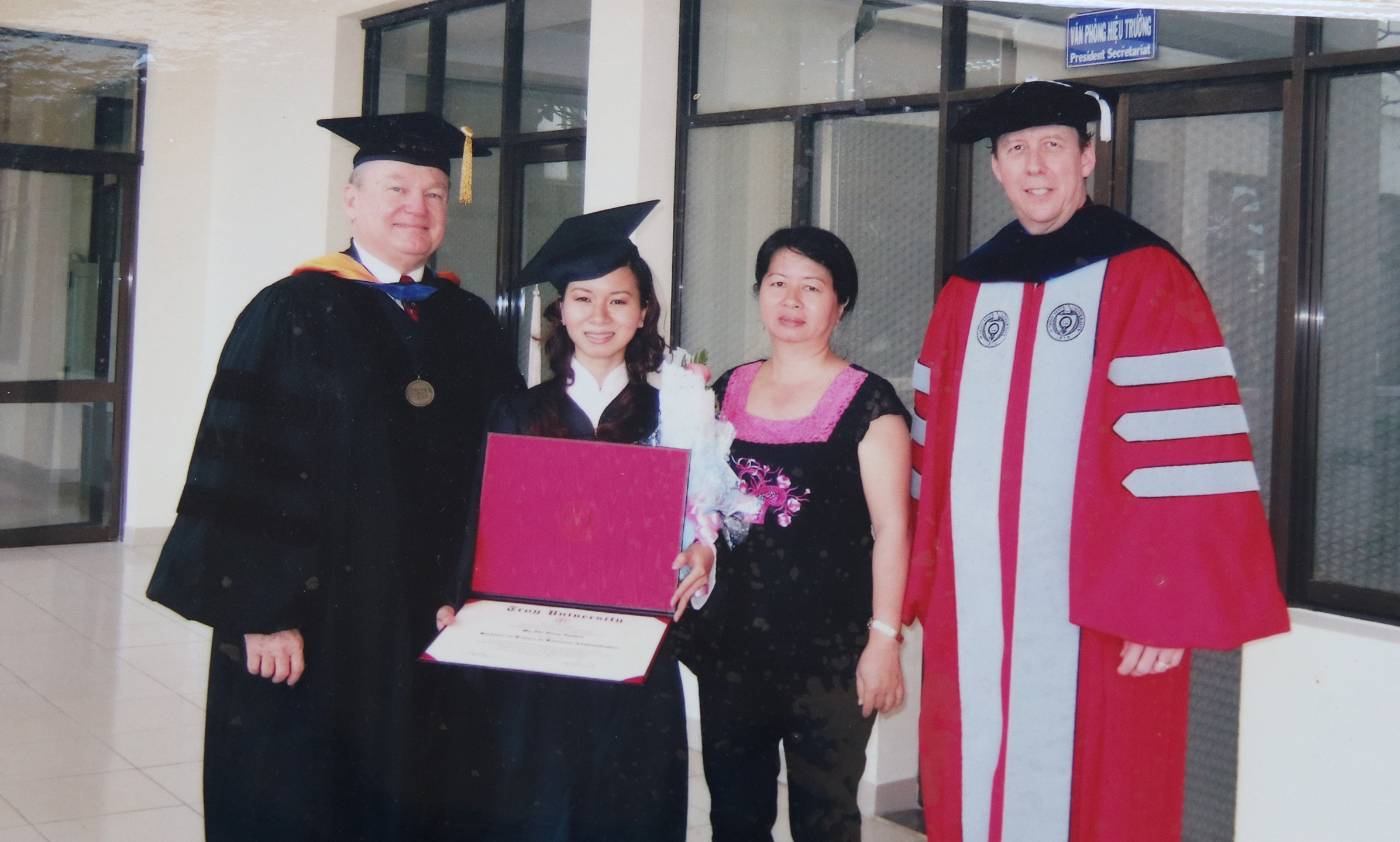 Bà Phạm Thị Toán trong ngày con gái Nguyễn Thị Hồng My tốt nghiệp thạc sĩ ngành Quản trị Kinh doanh.