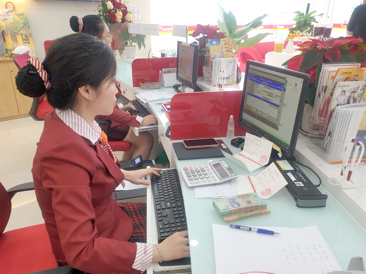 Nhân viên HDBank Vũng Tàu thực hiện giao dịch cho khách.