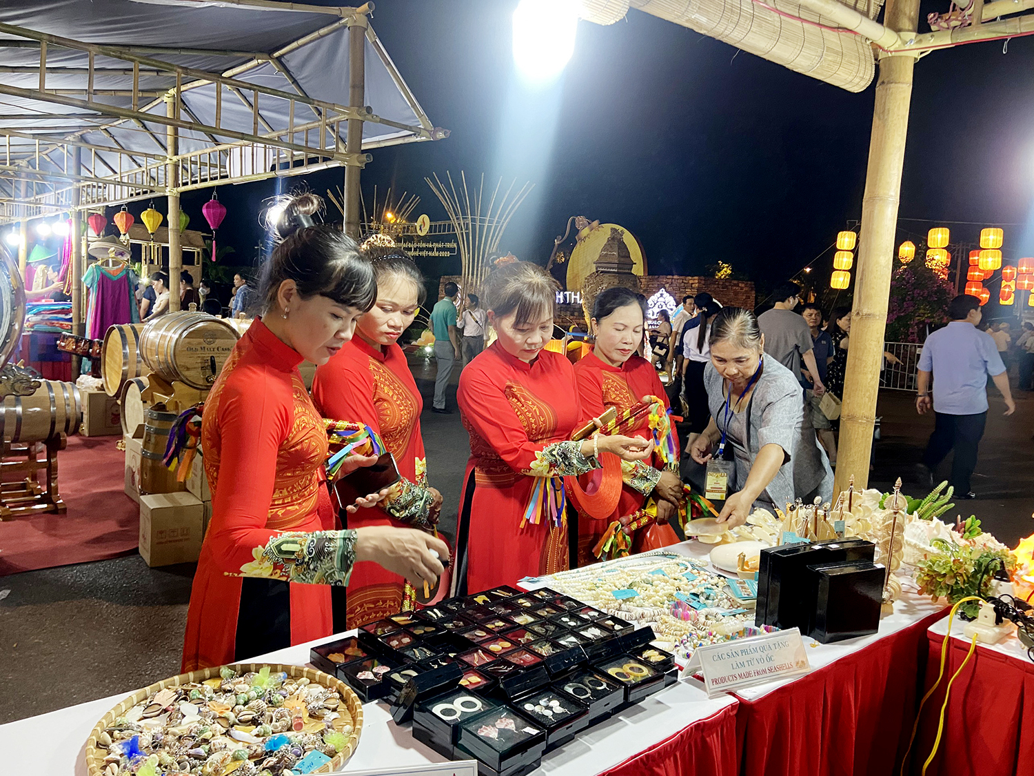 Khách hàng tham quan gian hàng của tỉnh Bà Rịa - Vũng Tàu.