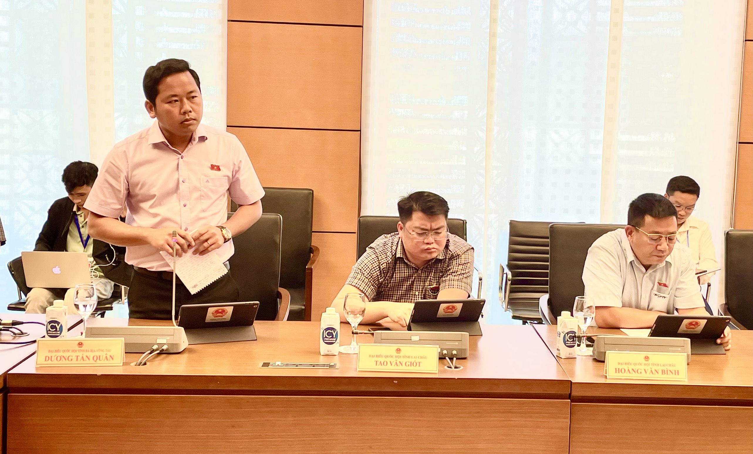 Đại biểu Dương Tấn Quân phát biểu thảo luận tại tổ