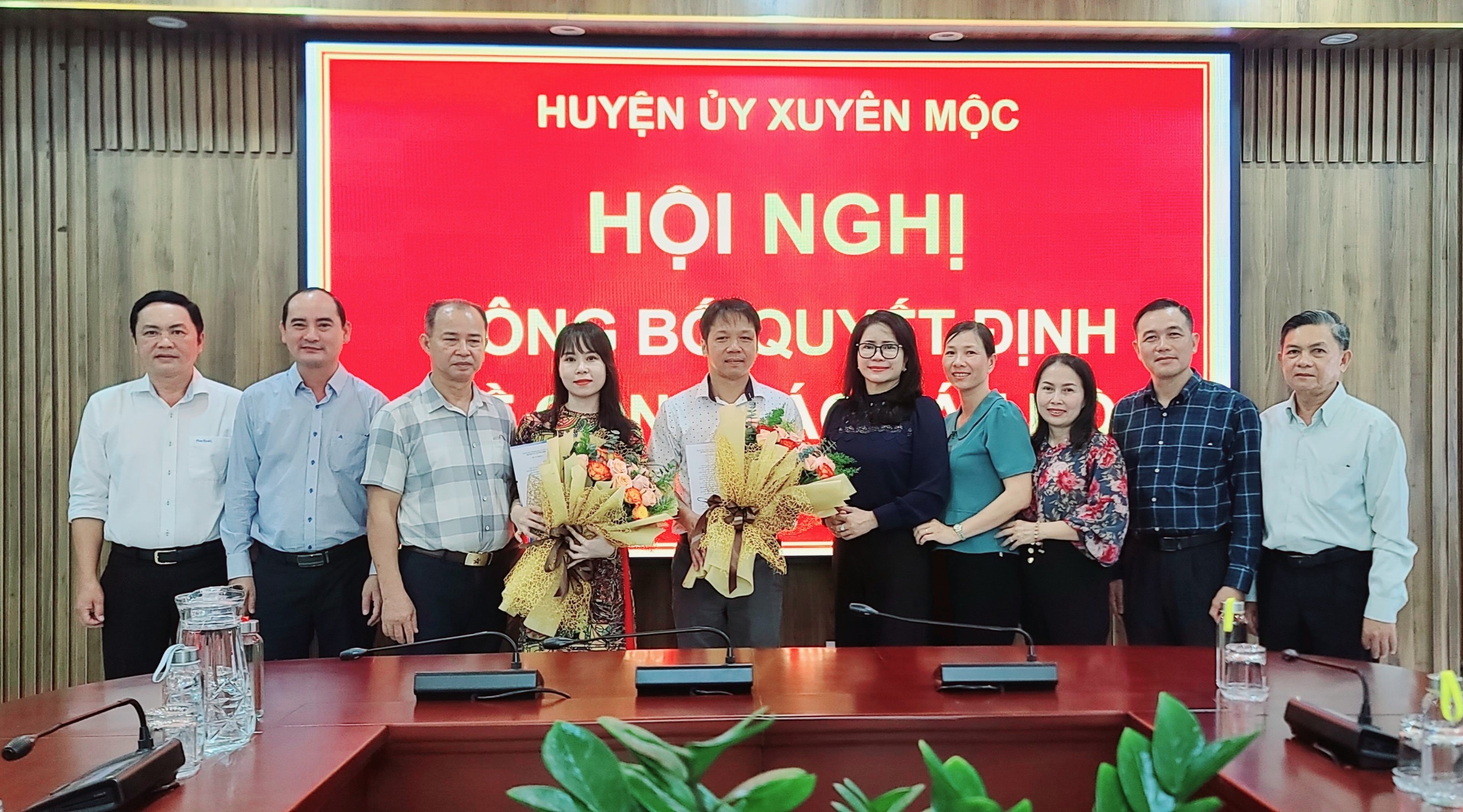 Lãnh đạo Huyện uỷ và UBND huyện Xuyên Mộc chúc mừng tân 2 Phó Chánh Văn phòng Huyện uỷ