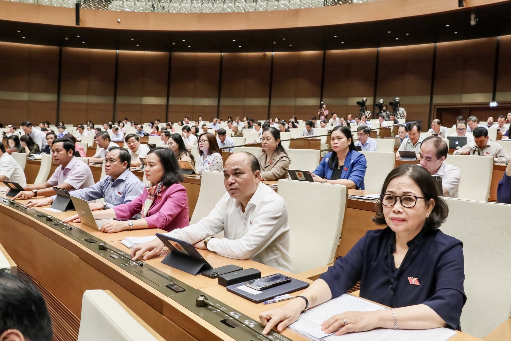 Các vị đại biểu Quốc hội tỉnh Bà Rịa Vũng Tàu biểu quyết thông qua nghị quyết về Phương án phân bổ ngân sách trung ương năm 2024 để cải cách chinh sách tiền lương