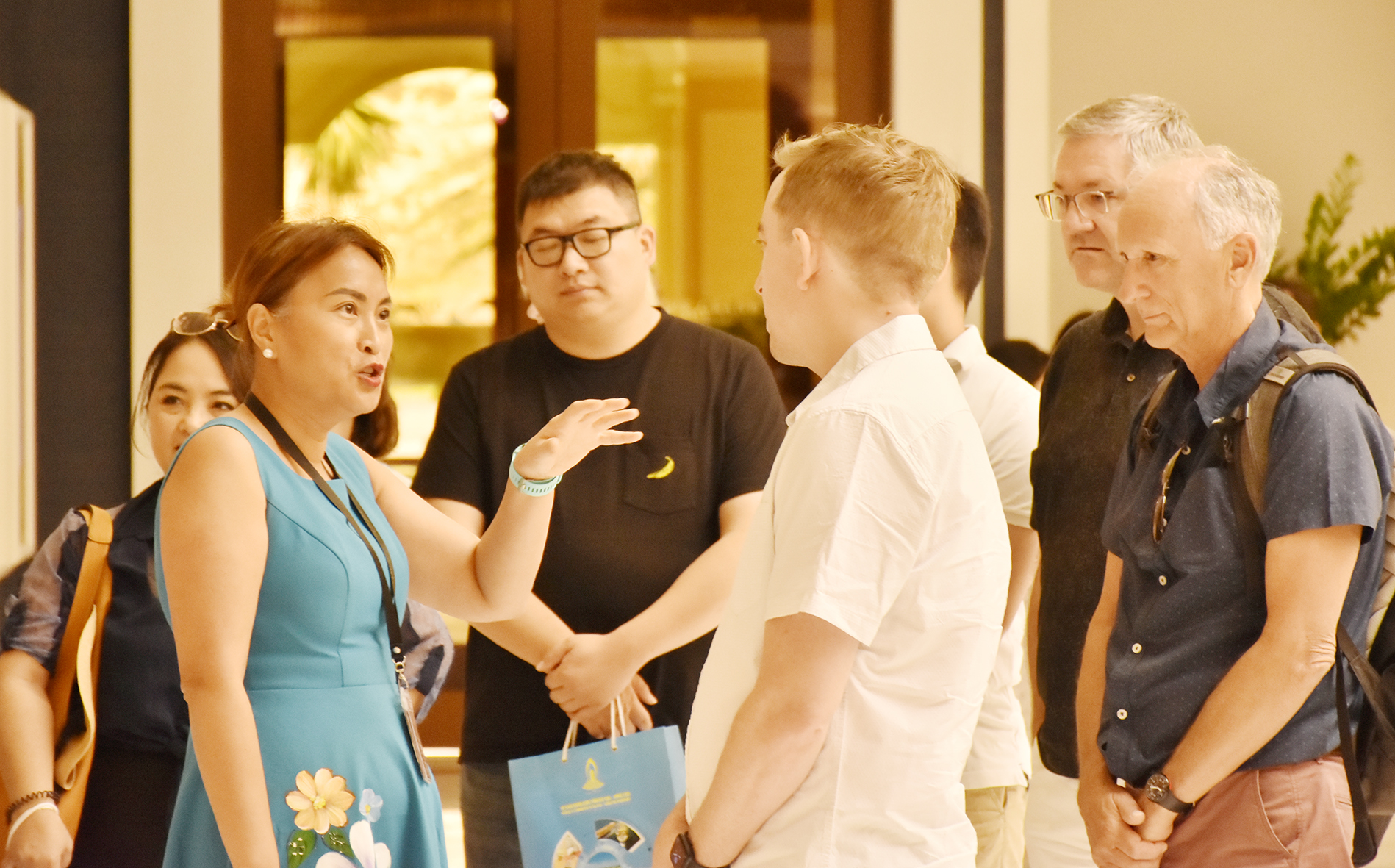 Bà Cecillie Nguyễn, Phó Chủ Tịch điều hành Holiday Inn Resort Ho Tram đón tiếp và giới thiệu dịch vụ cho một nhóm khách nước ngoài.