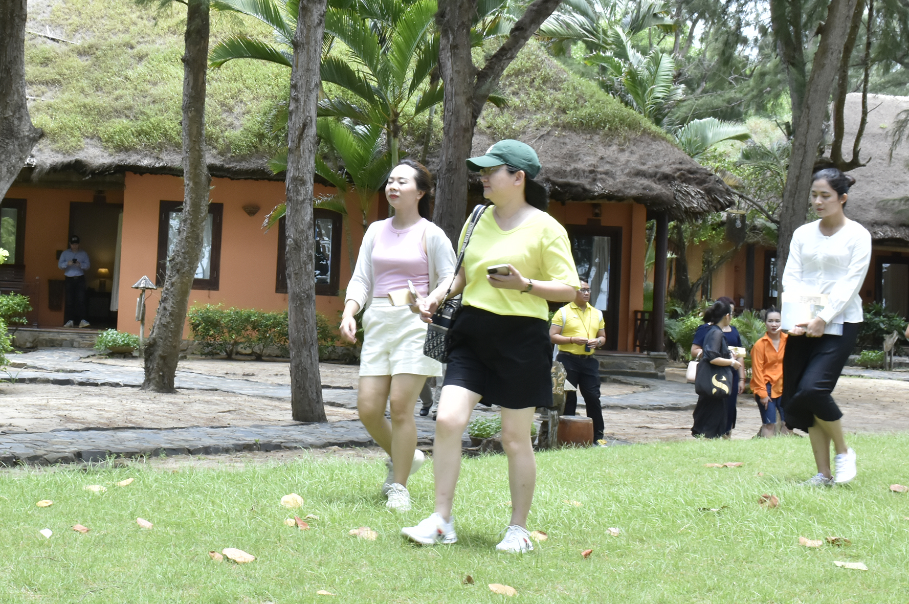 Một nhóm khách Trung Quốc tản bộ thư giãn tại Ho Tram Beach Boutique Resort & Spa.