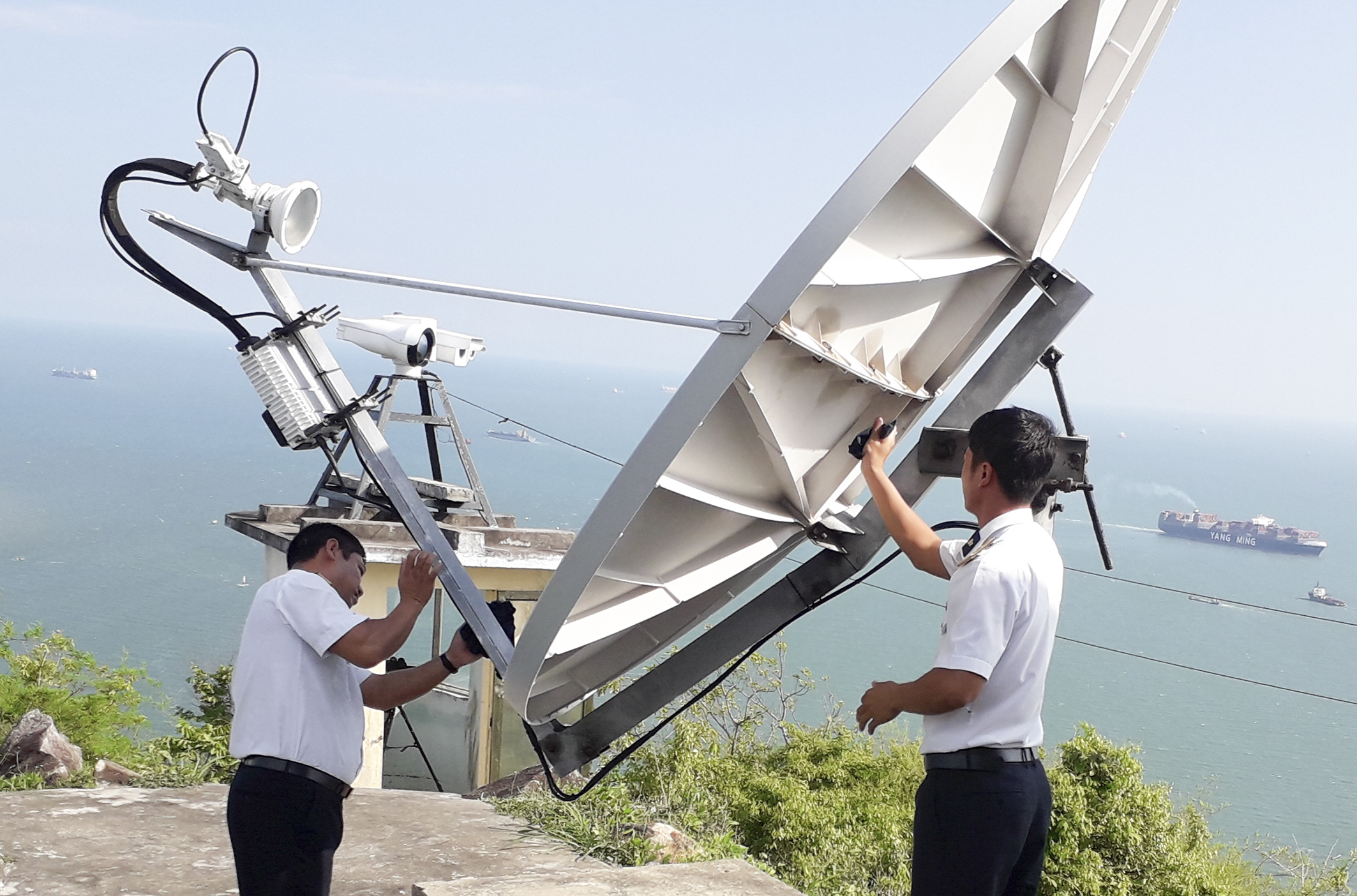 Cán bộ, nhân viên Trạm radar 585-Trung đoàn 251 bảo dưỡng trang bị kỹ thuật tại trạm.