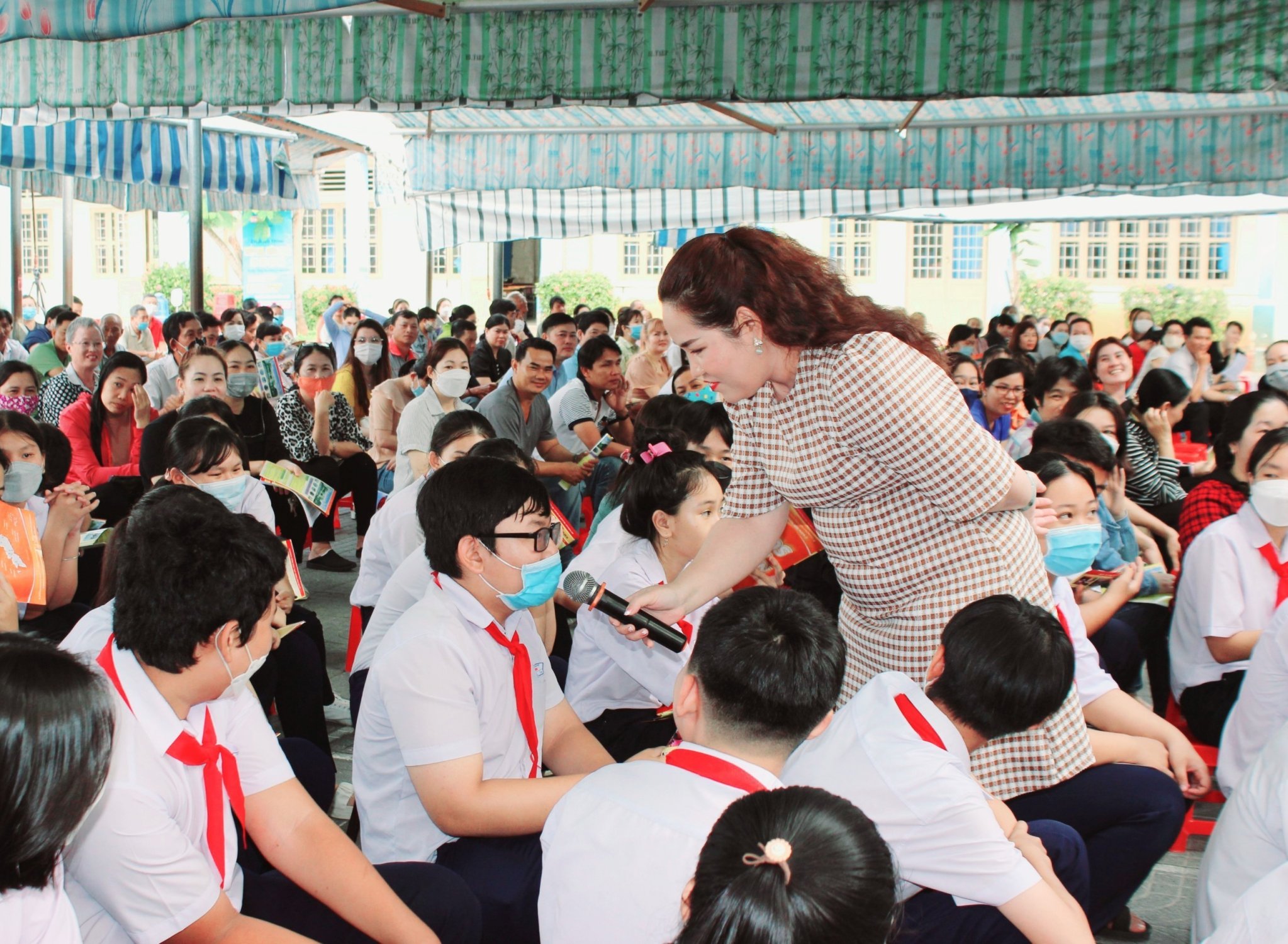 Chuyên gia tâm lý Tô Nhi A giao lưu với HS THCS tại huyện Long Điền trong một buổi tư vấn hướng nghiệp.
