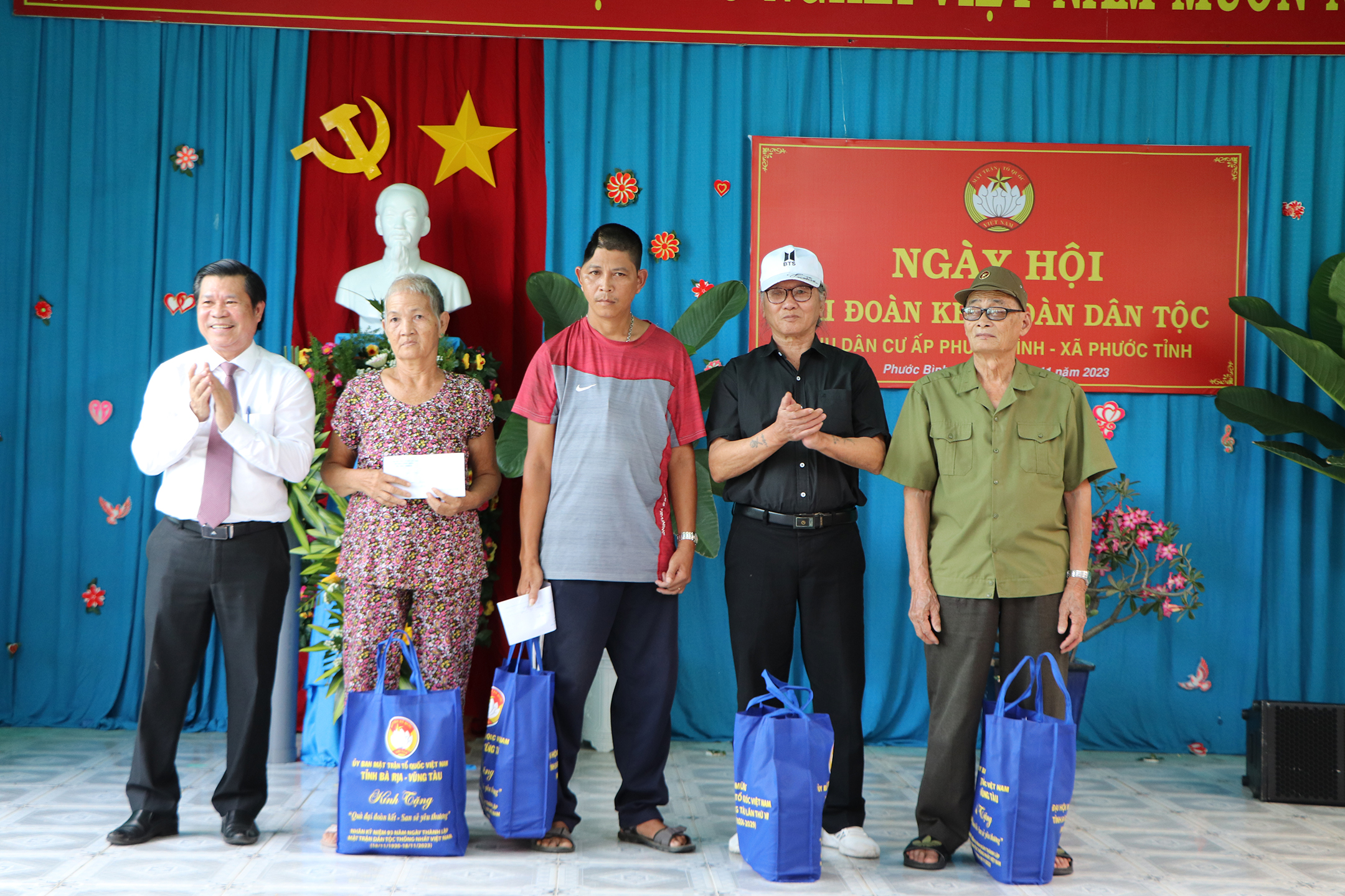 Ông Nguyễn Văn Xinh, Ủy viên Ban Thường vụ, Trưởng Ban Tuyên giáo Tỉnh ủy trao quà của tỉnh đến các hộ nghèo ấp Phước Bình, xã Phước Tỉnh, huyện Long Điền.