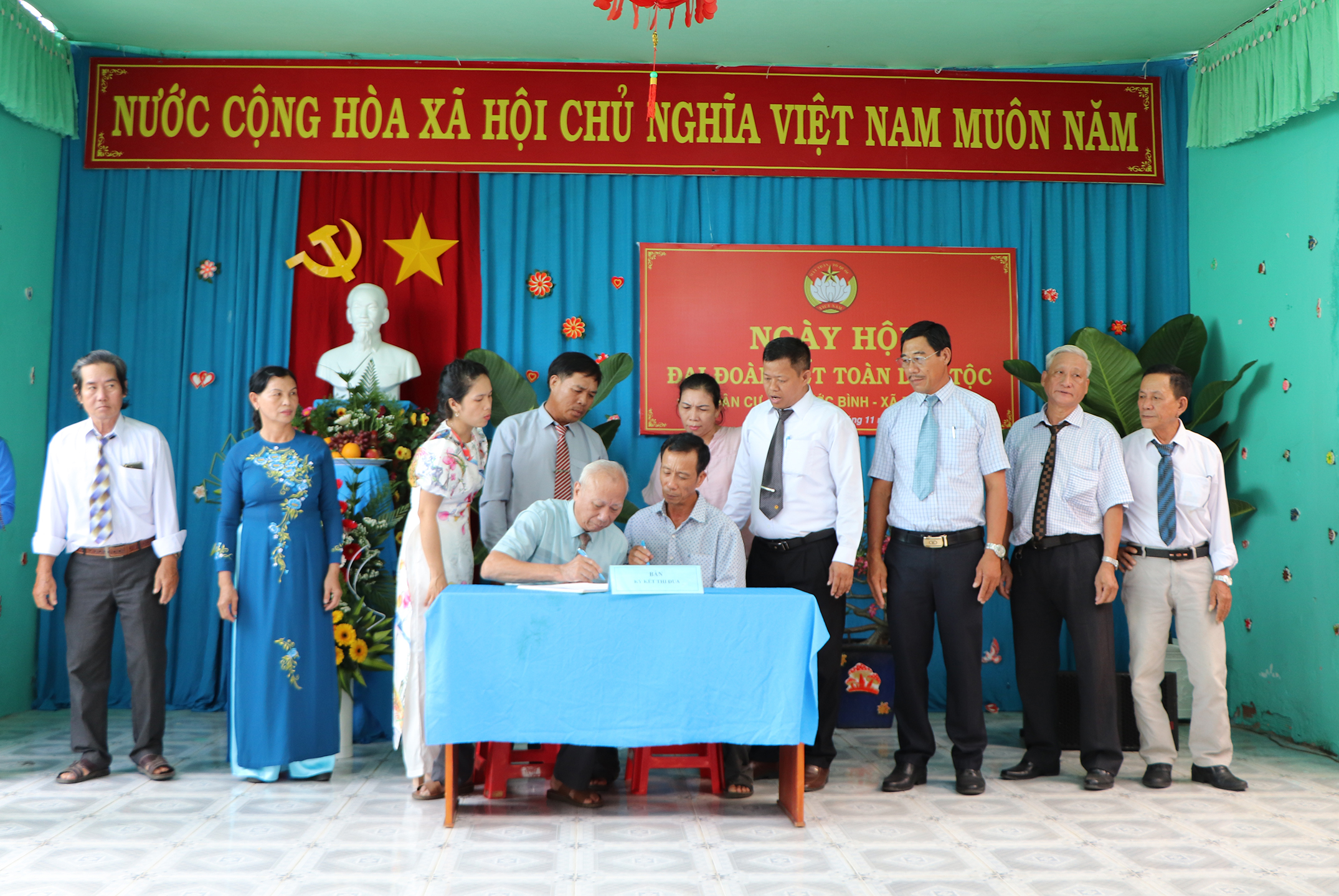 Đại diện các tổ dân cư, đoàn thể của ấp Phước Bình, xã Phước Tính ký kết thi đua năm 2024.