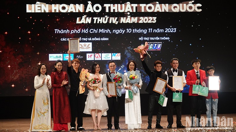 Ban Tổ chức trao huy chương Vàng cho 5 tiết mục ảo thuật xuất sắc nhất liên hoan.
