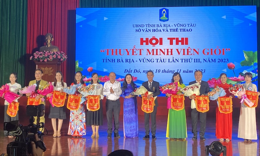 Ban Tổ chức trao các giải thưởng đến các đội thi.