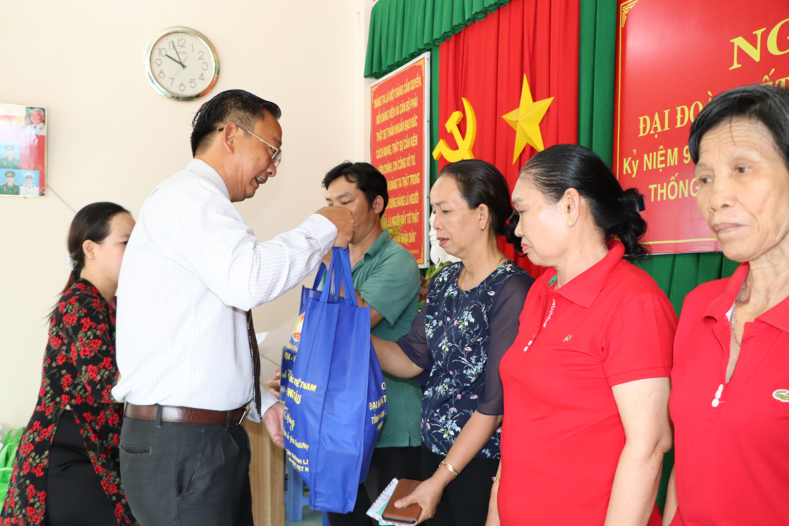 Phó Chủ tịch UBMTTQ Việt Nam tỉnh Lê Hồng Ngọc trao quà đến các hộ nghèo tại KP.1, P.Long Tâm, TP.Bà Rịa.