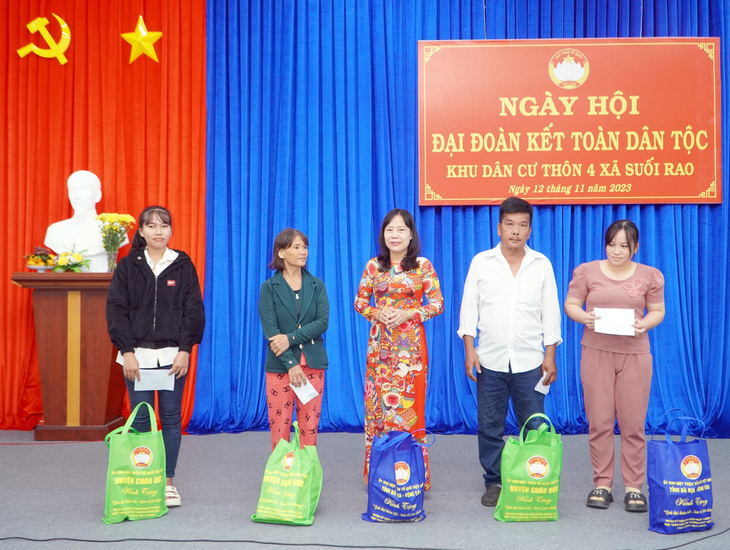 Bà Đỗ Nguyễn Hoàng Dung, Quyền Tổng Biên tập Báo Bà Rịa-Vũng Tàu tặng quà của Ủy ban MTTQ Việt Nam các cấp cho người dân có hoàn cảnh khó khăn tại thôn 4, xã Suối Rao, huyện Châu Đức.