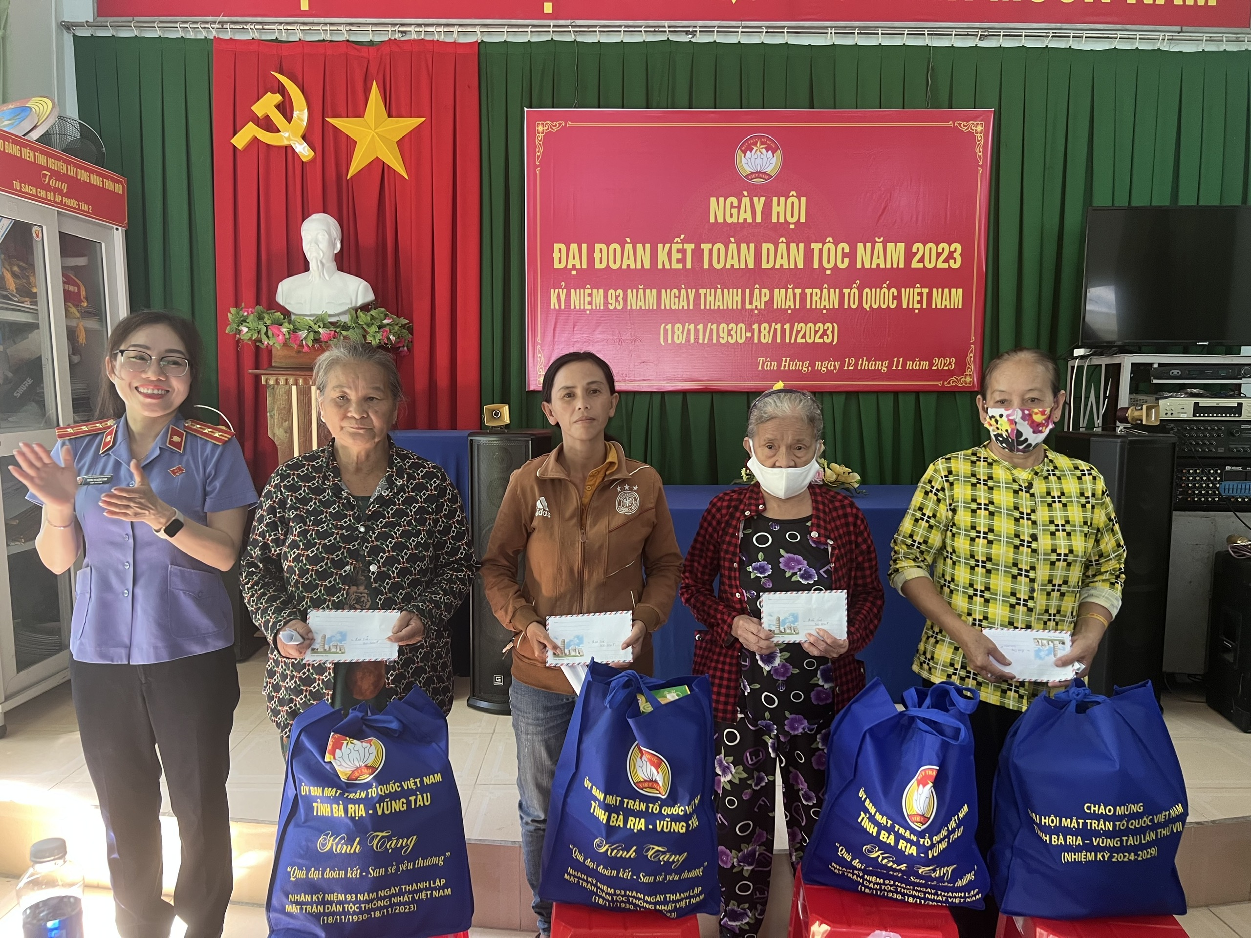 Tặng quà cho các gia đình khó khăn.