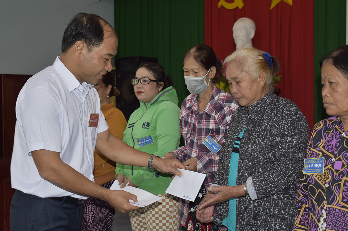 Ông Trần Văn Út, Bí thư Đảng ủy phường Tân Phước tặng quà cho đại diện các hộ khó khăn sinh sống tại KP.Ông Trịnh, P.Tân Phước, TX.Phú Mỹ.