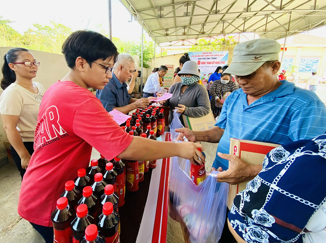 Người dân khó khăn nhận nhu yếu phẩm tại phiên chợ 0 đồng KP.Ông Trinh, P.Tân Phước, TX.Phú Mỹ.
