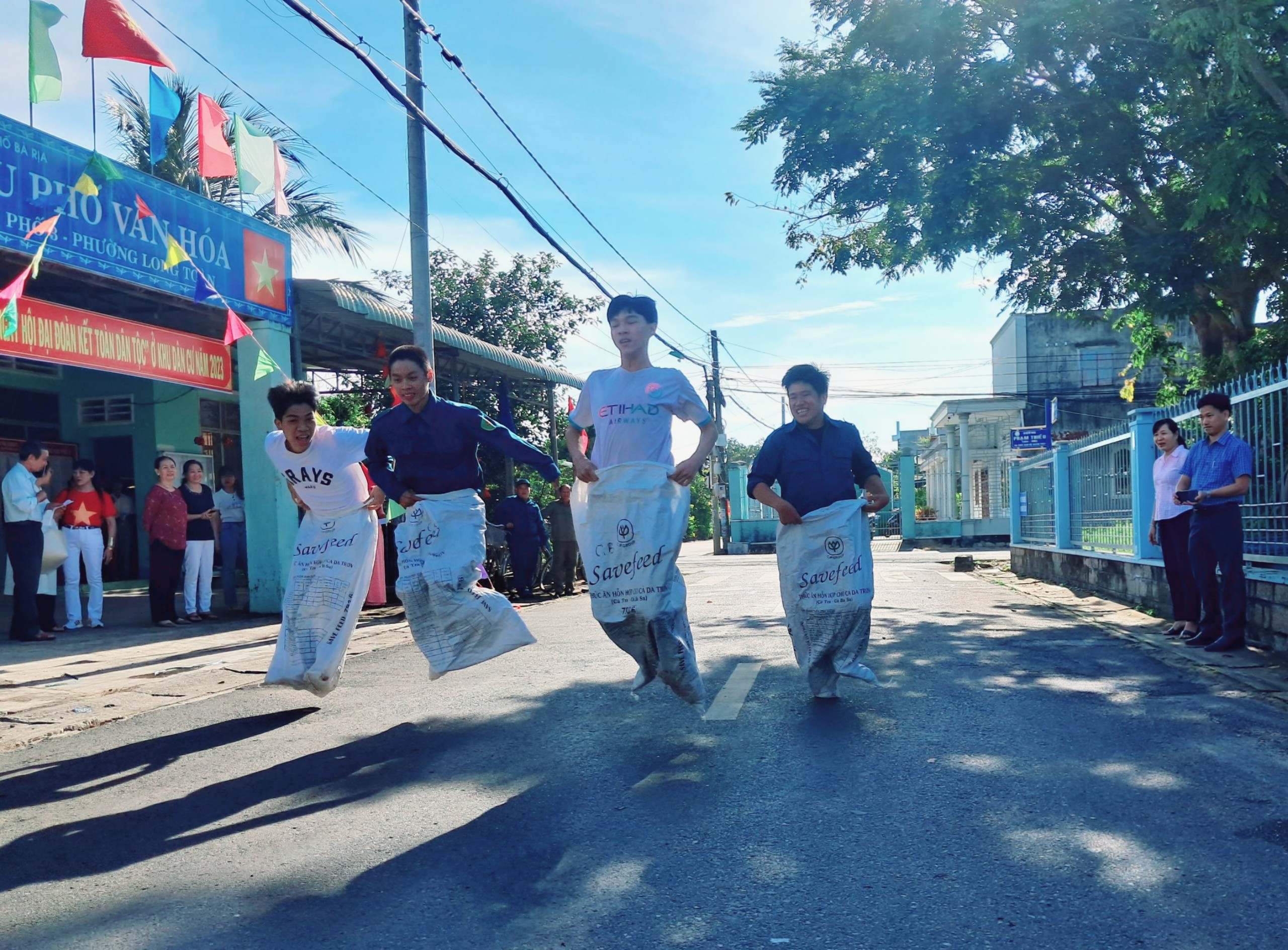 Trong chương trình Ngày hội có các trò chơi dân gian sôi động như nhảy bao bố, đập heo đất, đua xe đạp chậm...