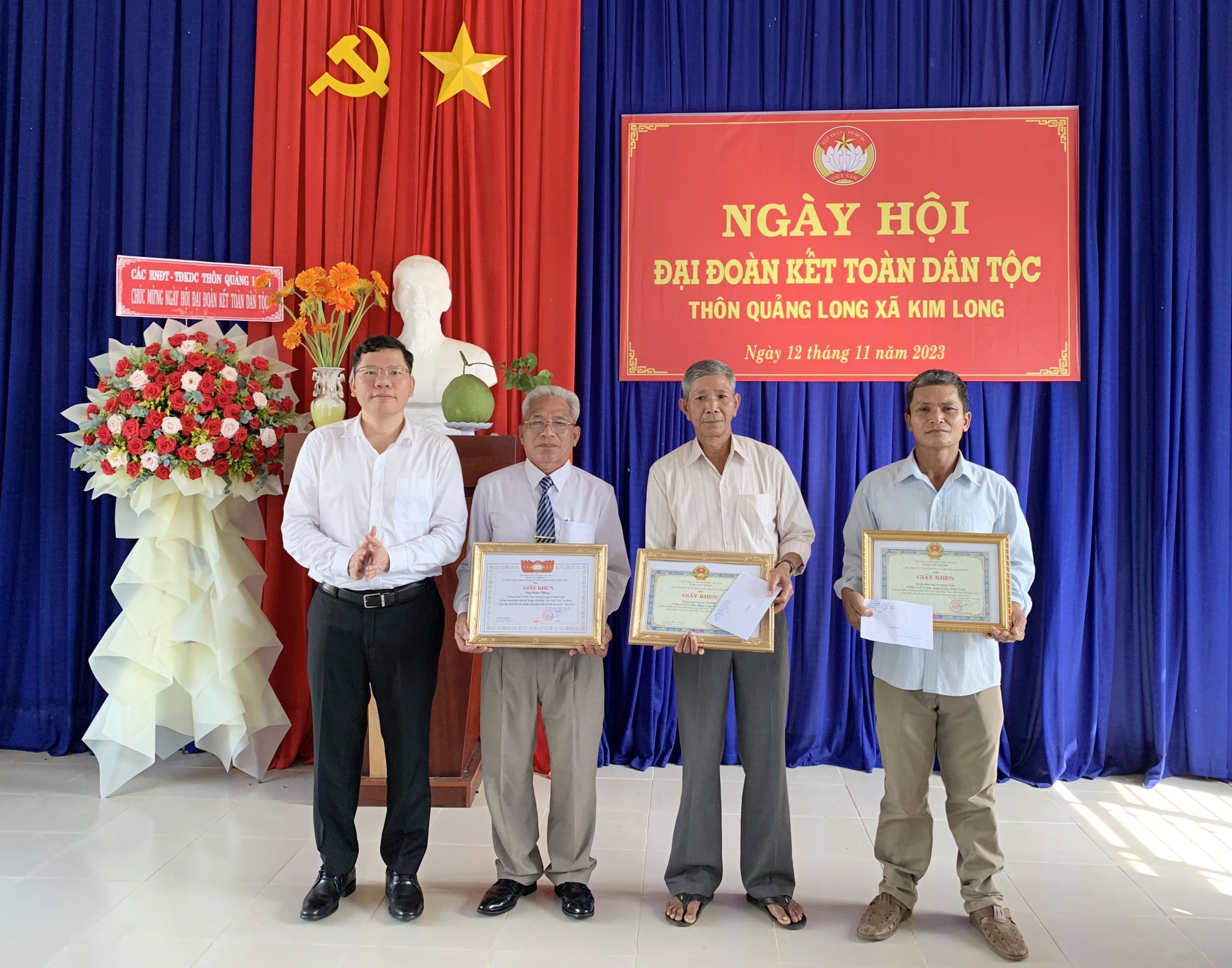 Ông Hoàng Nguyên Dinh, Bí thư huyện uỷ Châu Đưc trao giấy khen cho các gương điển hình tiên tiến của thôn Quảng Long, xã Kim Long.