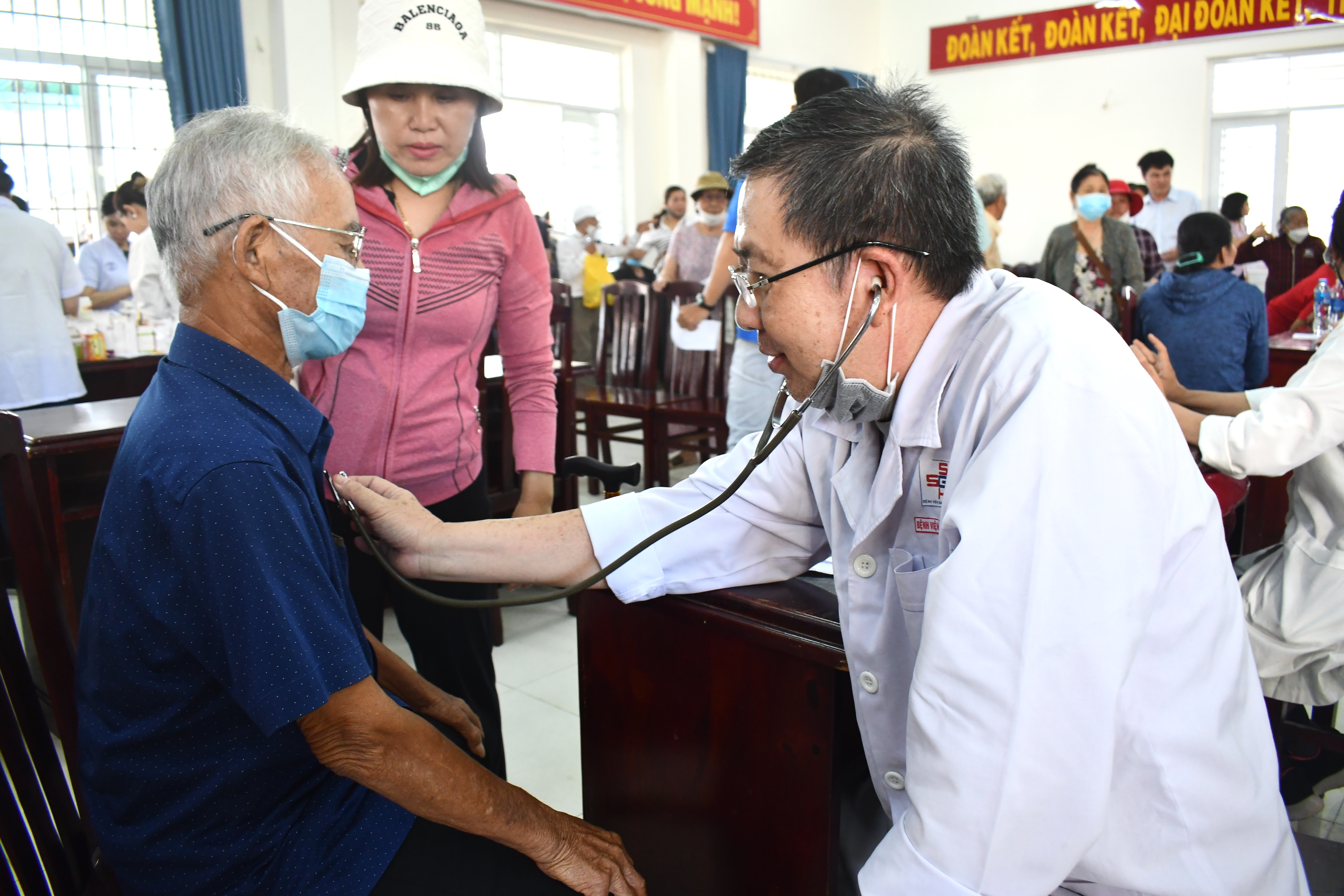 Các y, bác sĩ Bệnh viện Đa khoa Sài Gòn khám, phát thuốc miễn phí trong chương trình.