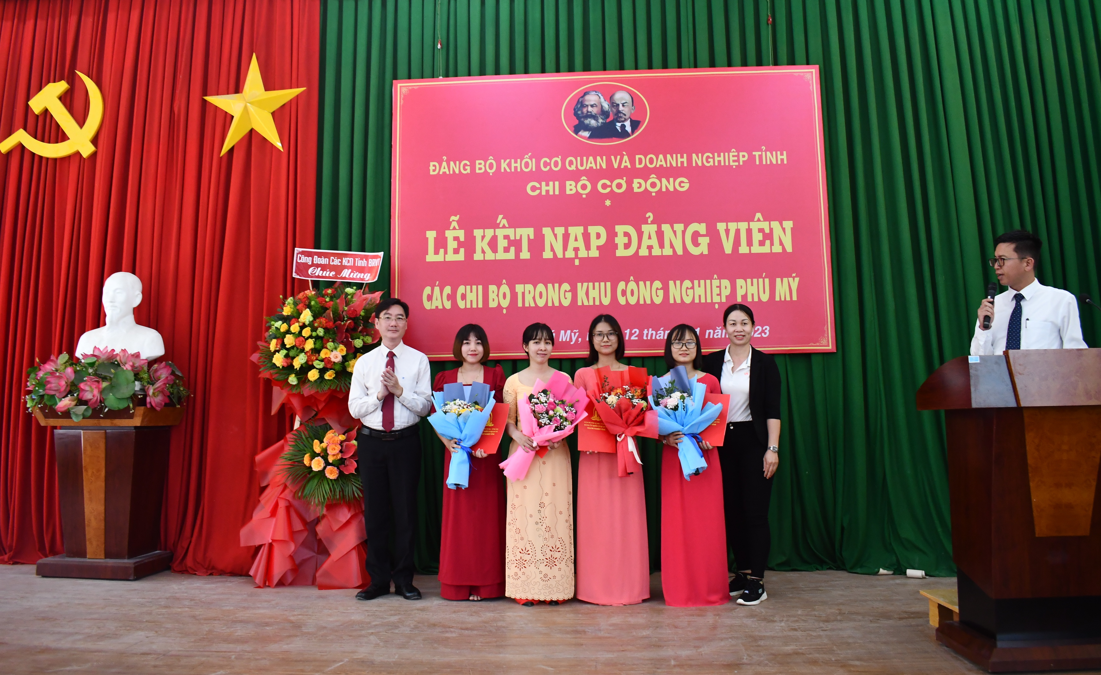 Ông Nguyễn Trường Giang, Phó Bí thư Thường trực Đảng ủy Khối Cơ quan và DN tỉnh trao quyết định kết nạp đảng 4 quần chúng ưu tú thuộc Chi bộ Công ty TNHH E TOP Việt Nam.
