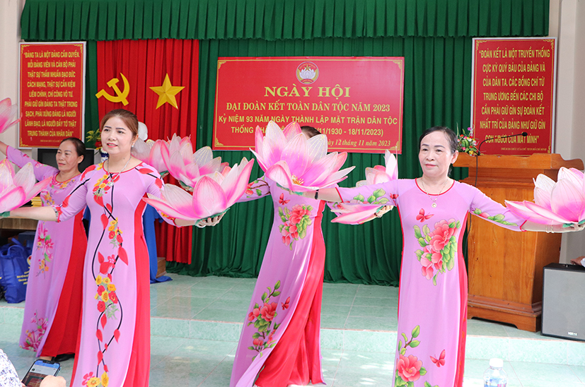 Tiết mục hát múa tại Ngày hội đại đoàn kết toàn dân tộc ở KP.1, phường Long Tâm, TP.Bà Rịa.