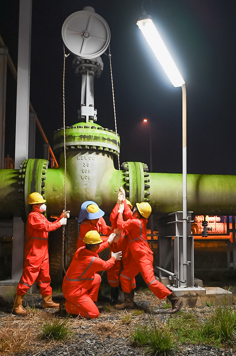 Người lao động PV GAS thực hiện bảo dưỡng sửa chữa đường ống dẫn khí Nam Côn Sơn.
