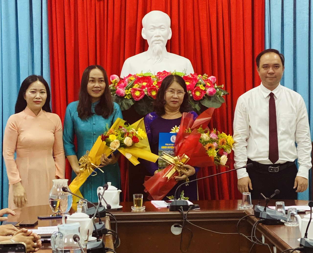 Ông Lê Hữu Hiền, Phó Chủ tịch UBND huyện Long Điền và bà Dương Yến Phượng, Trưởng Phòng Giáo dục- Đào tạo huyện (bìa trái) trao quyết định chuyển công tác và bổ nhiệm cho bà Nguyễn Thị Quỳnh Hương, tân Hiệu trưởng Trường THCS Mạc Đĩnh Chi và bà Văn Mỹ Duyên, tân Hiệu trưởng Trường THCS Huỳnh Tịnh Của.