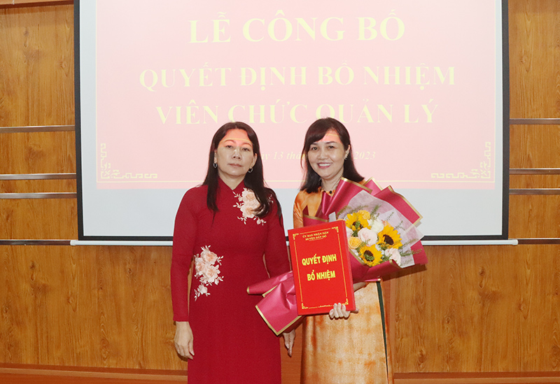 Bà Đỗ Thị Hồng, Chủ tịch UBND huyện đã trao Quyết định, tặng hoa chúc mừng và chia sẻ trọng trách đối với bà Trần Thị Kim Huệ