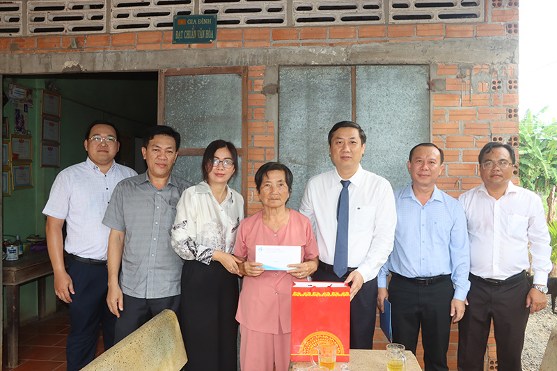 Ông Nguyễn Công Danh- Bí thư Huyện uỷ Đất Đỏ thăm và tặng quà cô Nguyễn Thị Phải, khu phố Thanh Long, thị trấn Đất Đỏ